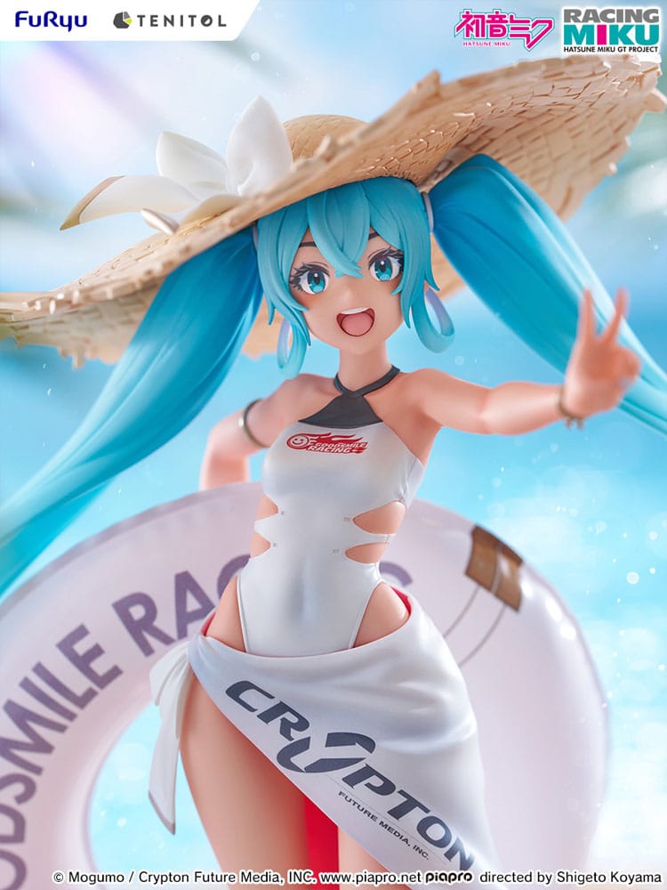 FuRyu Tenitol Figur von Racing Miku Tropical Ver. im weißen Badeanzug mit Strohhut und Schwimmreifen.