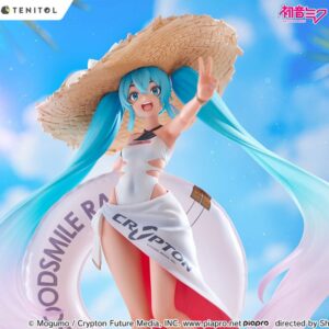 FuRyu Tenitol Figur von Racing Miku Tropical Ver. im weißen Badeanzug mit Strohhut und Schwimmreifen.
