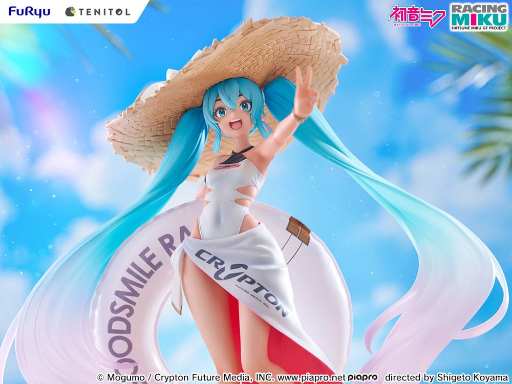 FuRyu Tenitol Figur von Racing Miku Tropical Ver. im weißen Badeanzug mit Strohhut und Schwimmreifen.