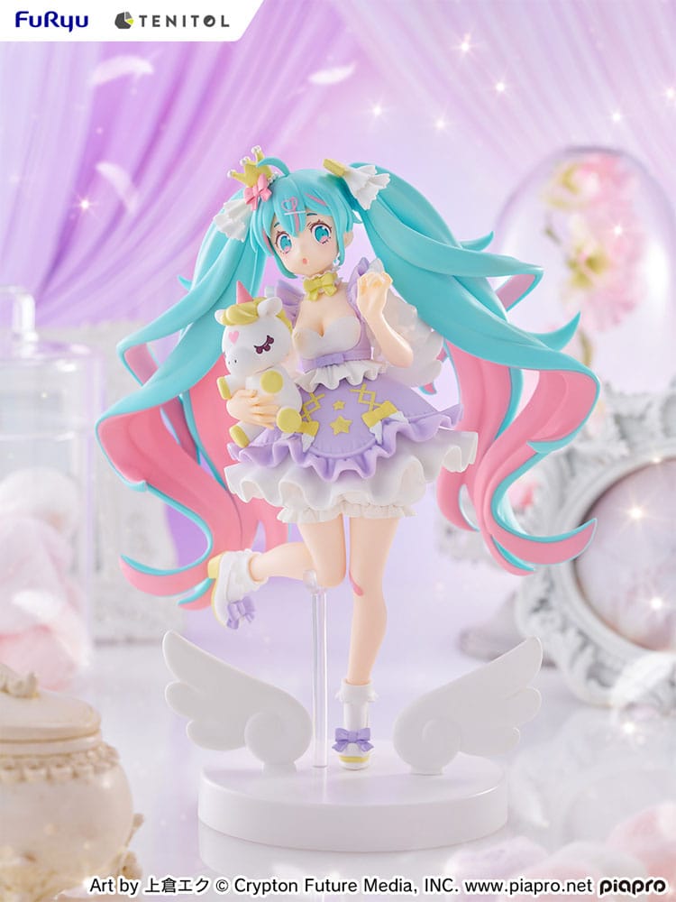 FuRyu Tenitol Figur von Hatsune Miku Yumekawa Princess Lavender Ver. im lila Rüschenkleid mit Einhorn und Flügel-Base.