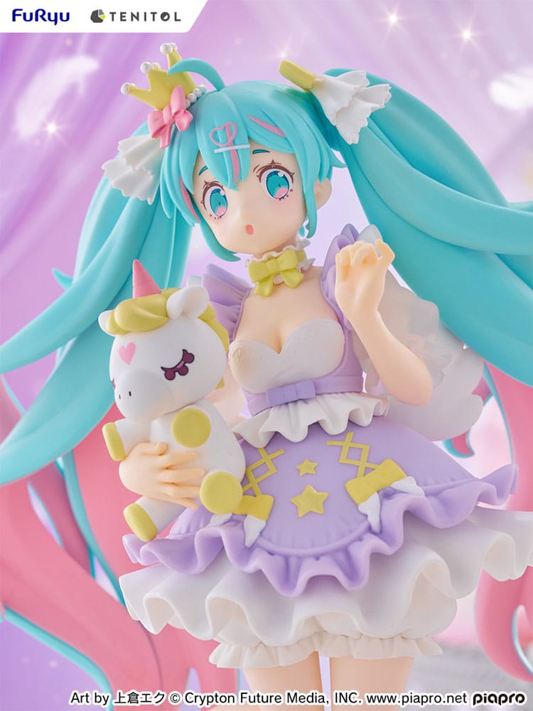 FuRyu Tenitol Figur von Hatsune Miku Yumekawa Princess Lavender Ver. im lila Rüschenkleid mit Einhorn und Flügel-Base.
