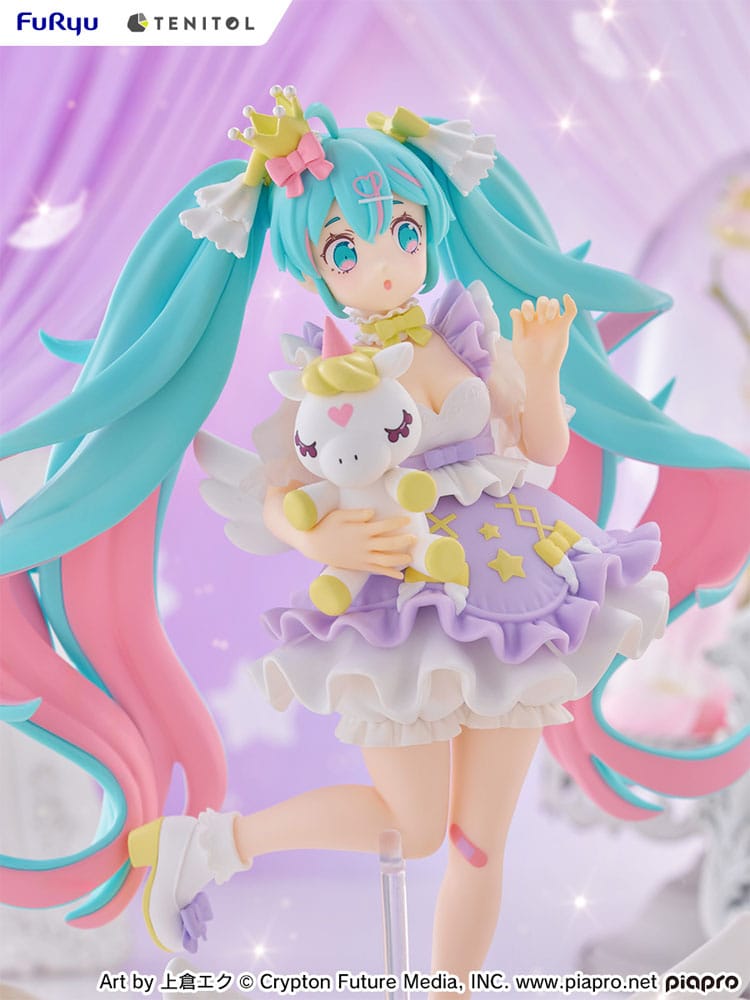 FuRyu Tenitol Figur von Hatsune Miku Yumekawa Princess Lavender Ver. im lila Rüschenkleid mit Einhorn und Flügel-Base.