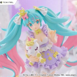 FuRyu Tenitol Figur von Hatsune Miku Yumekawa Princess Lavender Ver. im lila Rüschenkleid mit Einhorn und Flügel-Base.