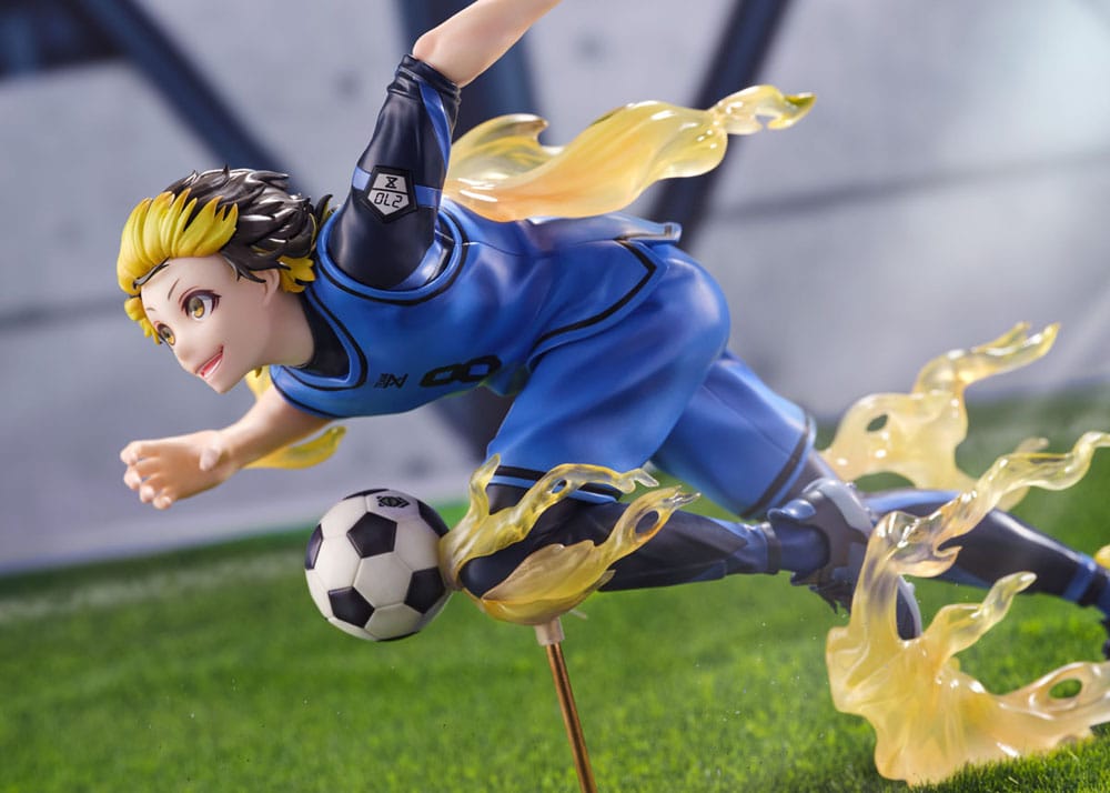 FuRyu Tenitol Figur von Meguru Bachira aus BLUELOCK beim Dribbeln mit gelben Effekten und Fußball.