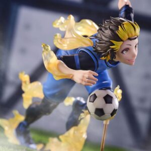 FuRyu Tenitol Figur von Meguru Bachira aus BLUELOCK beim Dribbeln mit gelben Effekten und Fußball.