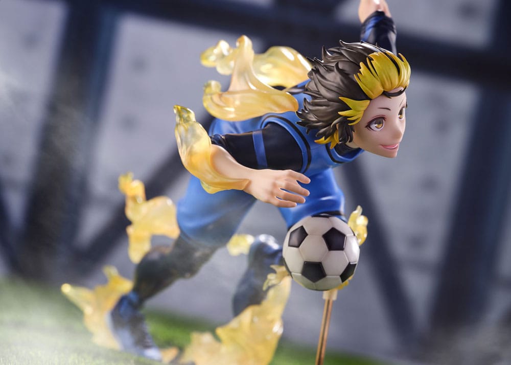 FuRyu Tenitol Figur von Meguru Bachira aus BLUELOCK beim Dribbeln mit gelben Effekten und Fußball.