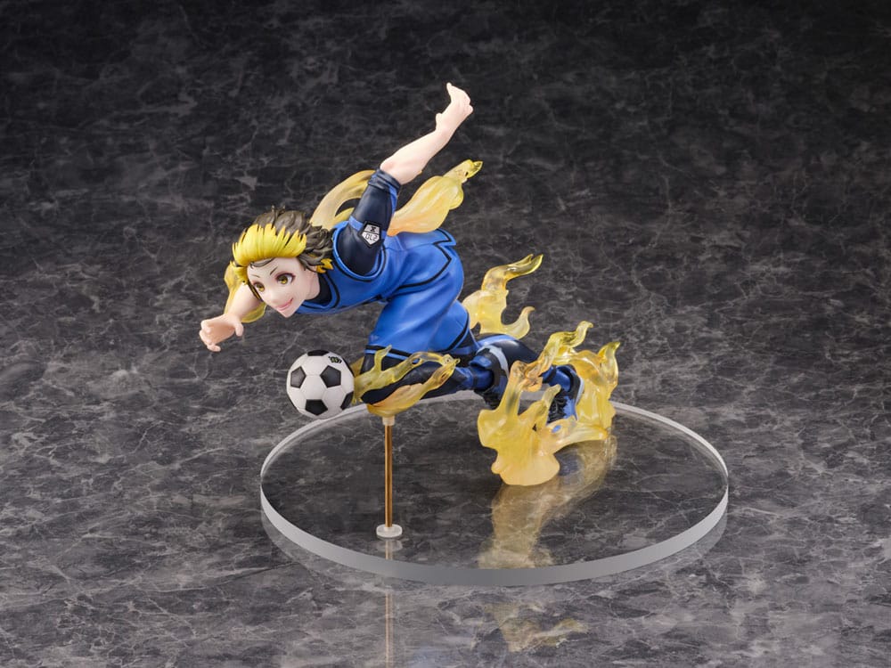 FuRyu Tenitol Figur von Meguru Bachira aus BLUELOCK beim Dribbeln mit gelben Effekten und Fußball.
