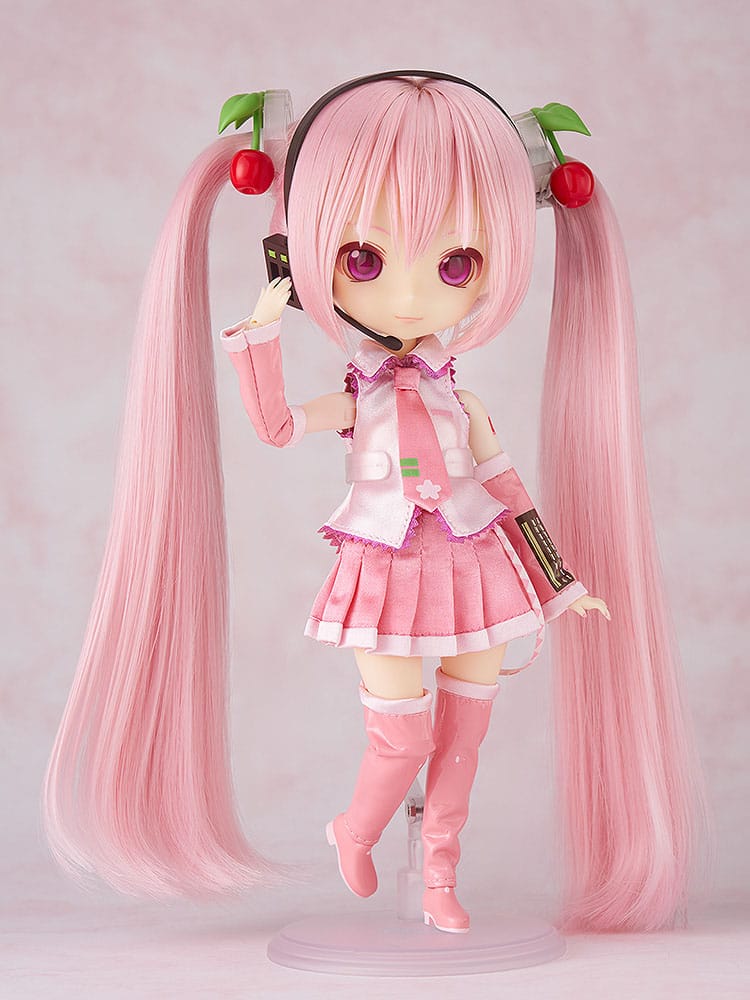 Good Smile Company Harmonia humming Puppe von Sakura Miku in rosa Stoffkleidung mit Kirschen-Haarschmuck.