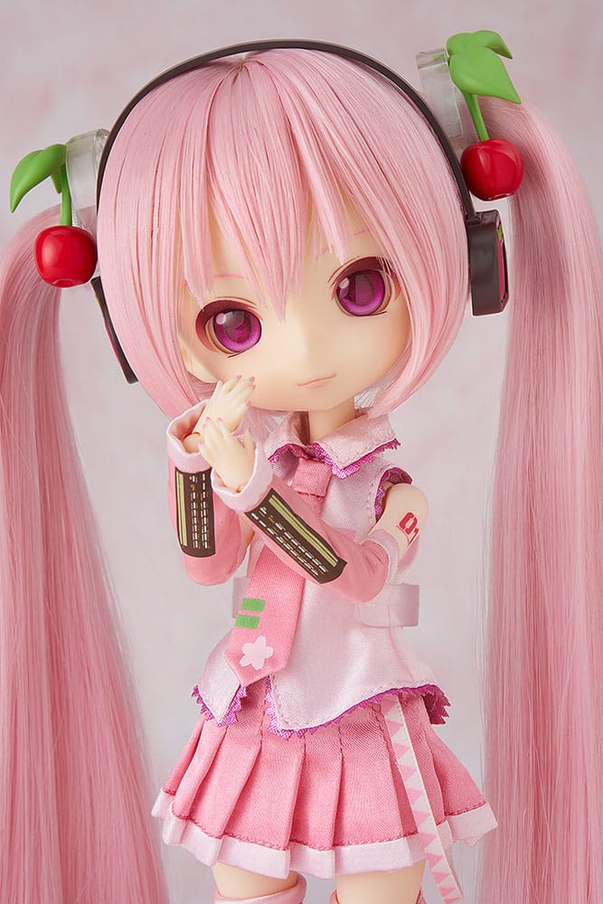 Good Smile Company Harmonia humming Puppe von Sakura Miku in rosa Stoffkleidung mit Kirschen-Haarschmuck.