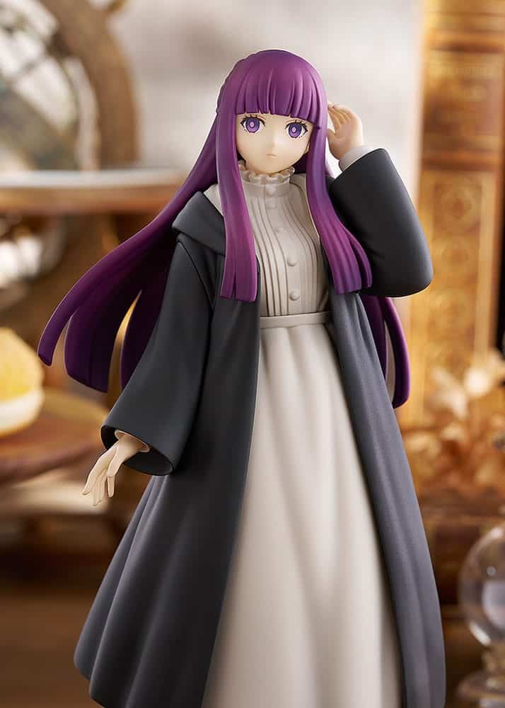 Good Smile Company Pop Up Parade Figur von Fern aus Frieren im dunklen Mantel und hellem Kleid.