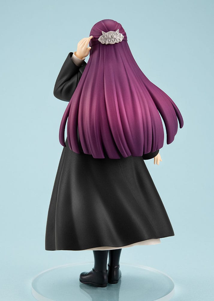 Good Smile Company Pop Up Parade Figur von Fern aus Frieren im dunklen Mantel und hellem Kleid.