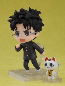 Nendoroid-Figur von Okarun aus Dandadan mit Brille und schwarzer Schuluniform neben einer kleinen Turbo-Oma Katze.