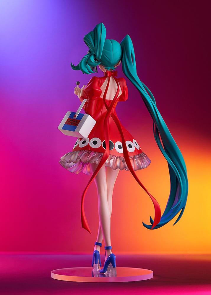 Good Smile Company Pop Up Parade L Figur von Hatsune Miku Psi Ver. im roten Kleid mit Augen-Muster und Süßigkeitenschachtel.