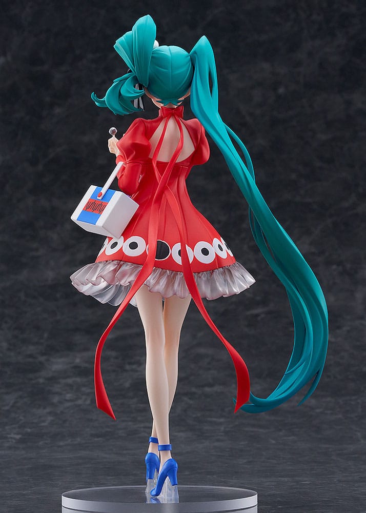 Good Smile Company Pop Up Parade L Figur von Hatsune Miku Psi Ver. im roten Kleid mit Augen-Muster und Süßigkeitenschachtel.