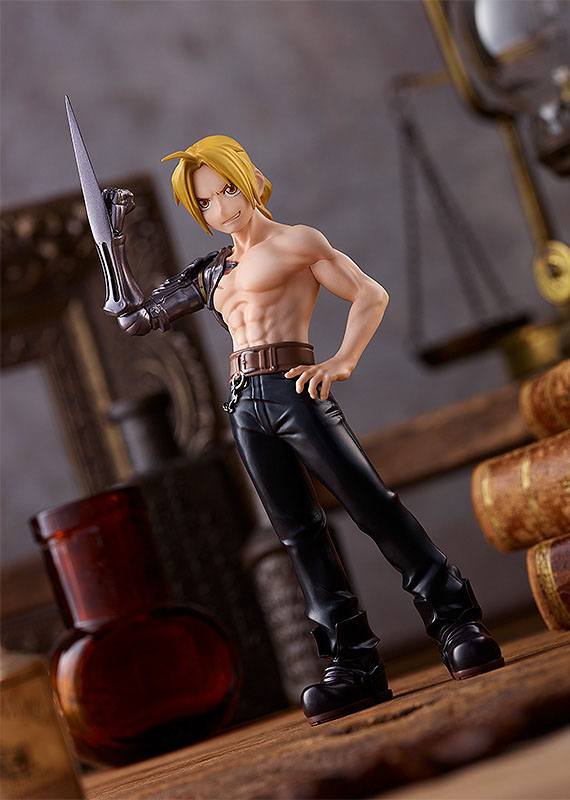 Good Smile Company Pop Up Parade Figur von Edward Elric aus Fullmetal Alchemist mit freiem Oberkörper und Automail-Klingenarm.