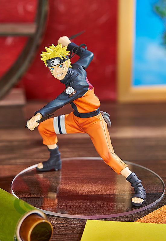 Sammelfigur von Uzumaki Naruto aus Naruto Shippuden im orange-schwarzen Anzug in tiefer Kampfpose mit Kunai.
