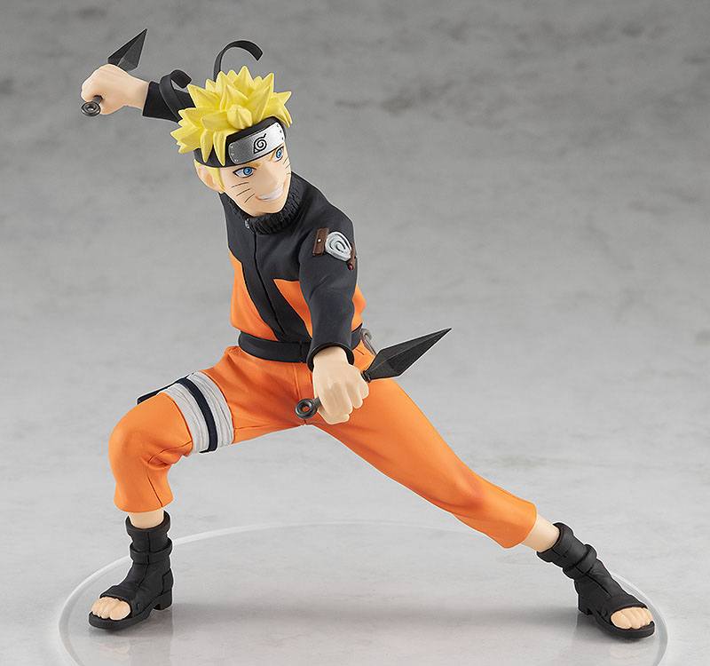 Sammelfigur von Uzumaki Naruto aus Naruto Shippuden im orange-schwarzen Anzug in tiefer Kampfpose mit Kunai.