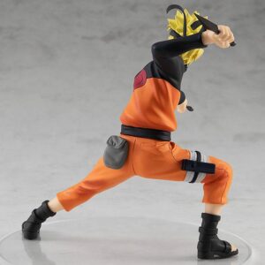 Sammelfigur von Uzumaki Naruto aus Naruto Shippuden im orange-schwarzen Anzug in tiefer Kampfpose mit Kunai.