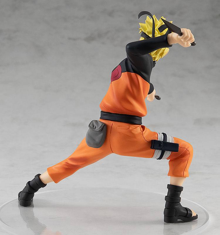 Sammelfigur von Uzumaki Naruto aus Naruto Shippuden im orange-schwarzen Anzug in tiefer Kampfpose mit Kunai.