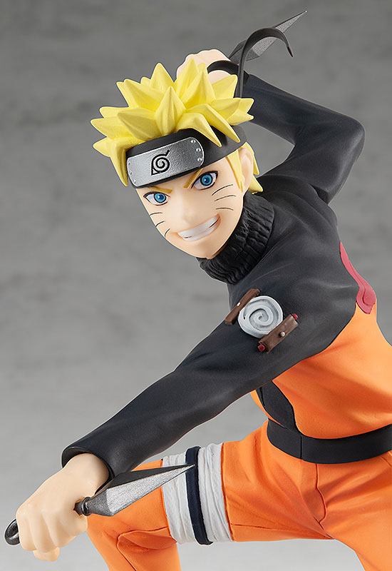 Sammelfigur von Uzumaki Naruto aus Naruto Shippuden im orange-schwarzen Anzug in tiefer Kampfpose mit Kunai.