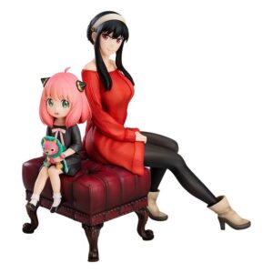 Good Smile Company Figur von Anya und Yor Forger aus SPY x FAMILY sitzend auf einer weinroten Polsterbank.