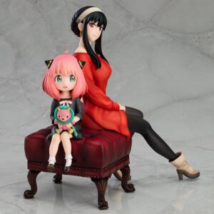Good Smile Company Figur von Anya und Yor Forger aus SPY x FAMILY sitzend auf einer weinroten Polsterbank.