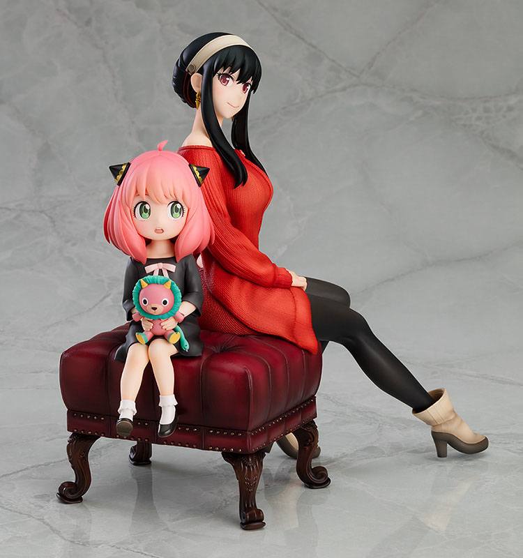 Good Smile Company Figur von Anya und Yor Forger aus SPY x FAMILY sitzend auf einer weinroten Polsterbank.