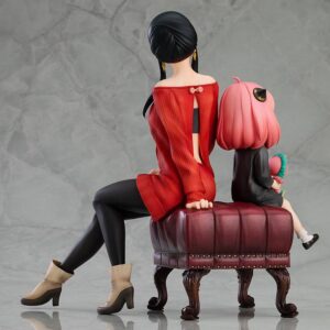 Good Smile Company Figur von Anya und Yor Forger aus SPY x FAMILY sitzend auf einer weinroten Polsterbank.
