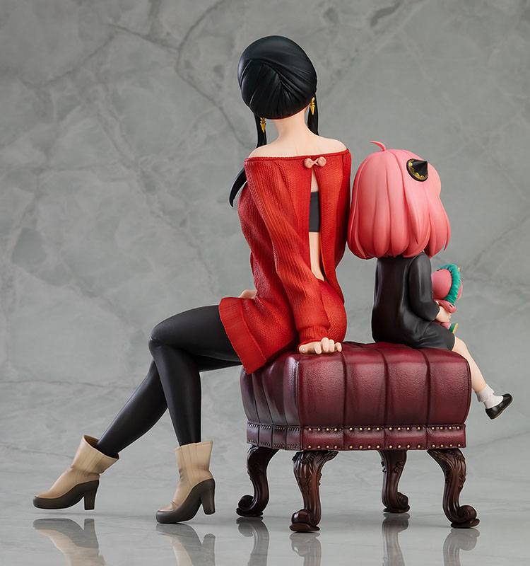 Good Smile Company Figur von Anya und Yor Forger aus SPY x FAMILY sitzend auf einer weinroten Polsterbank.