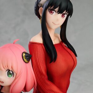 Good Smile Company Figur von Anya und Yor Forger aus SPY x FAMILY sitzend auf einer weinroten Polsterbank.