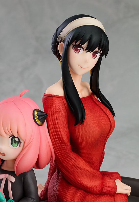 Good Smile Company Figur von Anya und Yor Forger aus SPY x FAMILY sitzend auf einer weinroten Polsterbank.