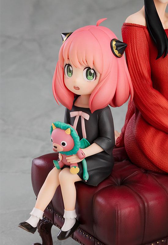 Good Smile Company Figur von Anya und Yor Forger aus SPY x FAMILY sitzend auf einer weinroten Polsterbank.