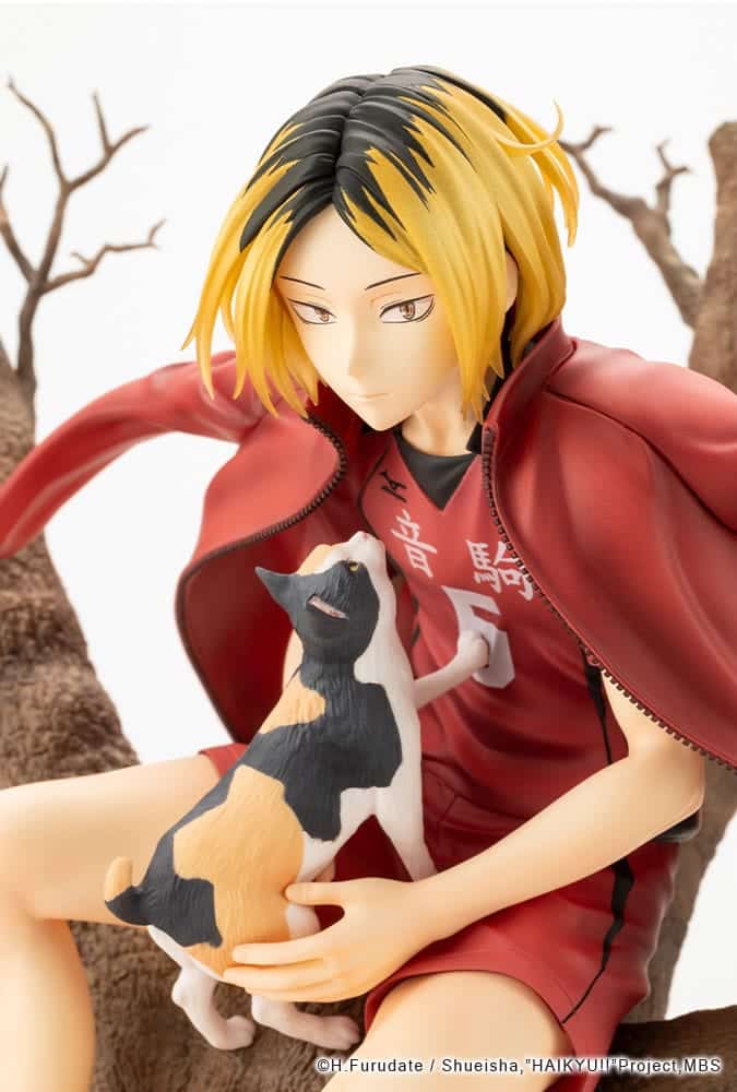 Kotobukiya ARTFX J Figur von Kenma Kozume aus Haikyu!! im Baum sitzend mit einer Katze im Schoß.