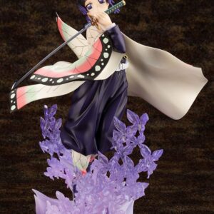 Kotobukiya ARTFX J Statuette von Shinobu Kocho aus Demon Slayer schwebend über violetten Schmetterlingen mit Schmetterlings-Haori.