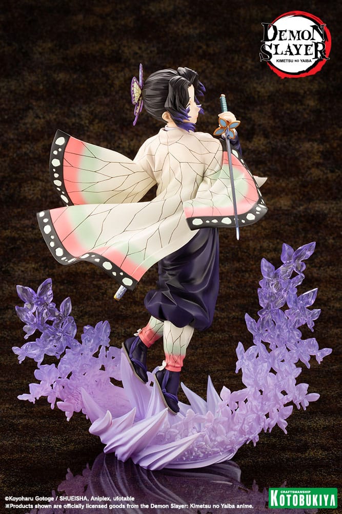 Kotobukiya ARTFX J Statuette von Shinobu Kocho aus Demon Slayer schwebend über violetten Schmetterlingen mit Schmetterlings-Haori.