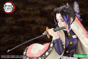 Kotobukiya ARTFX J Statuette von Shinobu Kocho aus Demon Slayer schwebend über violetten Schmetterlingen mit Schmetterlings-Haori.