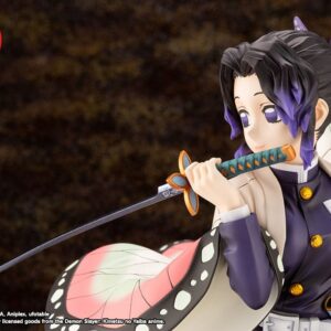 Kotobukiya ARTFX J Statuette von Shinobu Kocho aus Demon Slayer schwebend über violetten Schmetterlingen mit Schmetterlings-Haori.