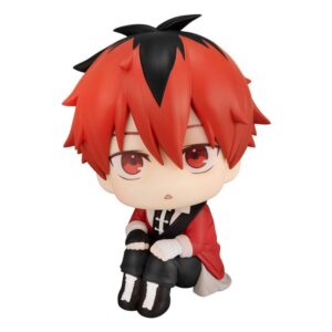 Sitzende Look Up Chibi-Figur von Stark aus Frieren mit roten Haaren und rot-schwarzer Kleidung.