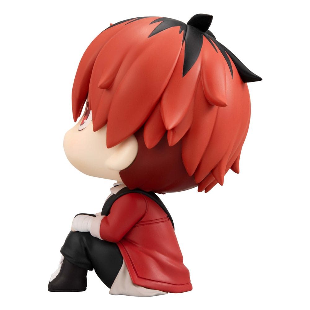 Sitzende Look Up Chibi-Figur von Stark aus Frieren mit roten Haaren und rot-schwarzer Kleidung.