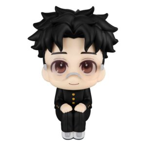 Sitzende Look Up Chibi-Figur von Okarun aus Dandadan in schwarzer Schuluniform und mit Brille.