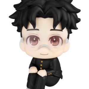 Sitzende Look Up Chibi-Figur von Okarun aus Dandadan in schwarzer Schuluniform und mit Brille.