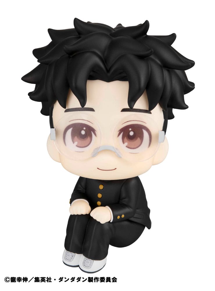 Sitzende Look Up Chibi-Figur von Okarun aus Dandadan in schwarzer Schuluniform und mit Brille.