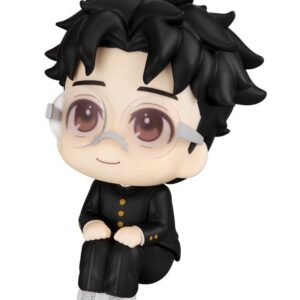Sitzende Look Up Chibi-Figur von Okarun aus Dandadan in schwarzer Schuluniform und mit Brille.