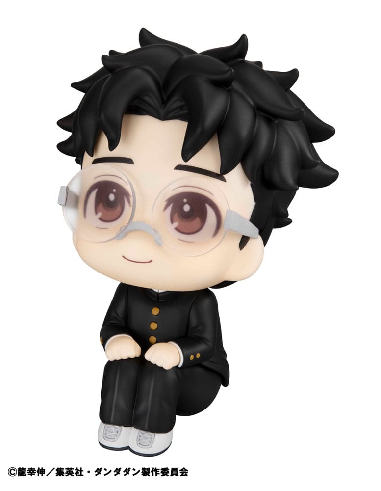 Sitzende Look Up Chibi-Figur von Okarun aus Dandadan in schwarzer Schuluniform und mit Brille.