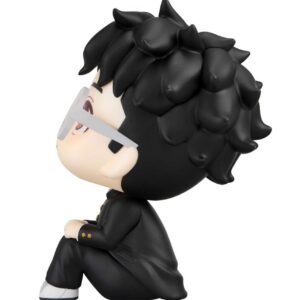 Sitzende Look Up Chibi-Figur von Okarun aus Dandadan in schwarzer Schuluniform und mit Brille.