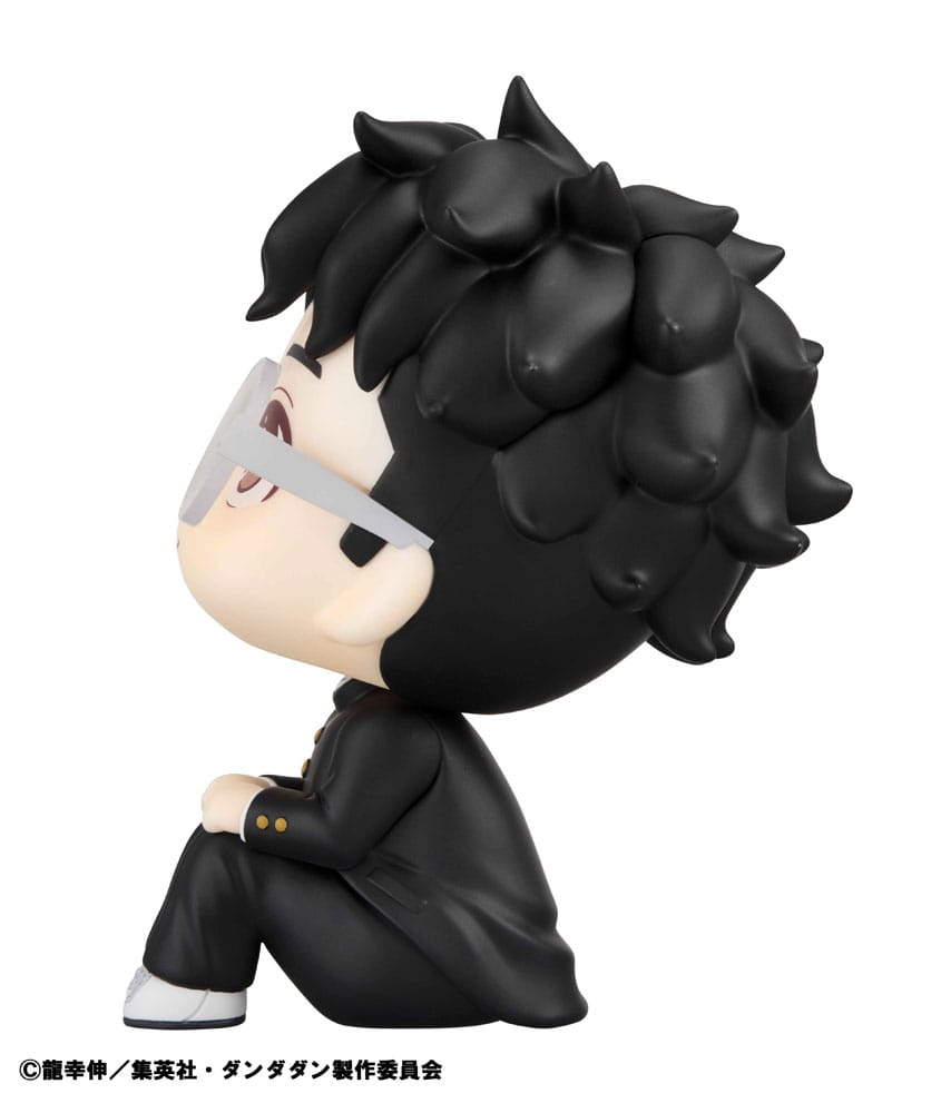 Sitzende Look Up Chibi-Figur von Okarun aus Dandadan in schwarzer Schuluniform und mit Brille.