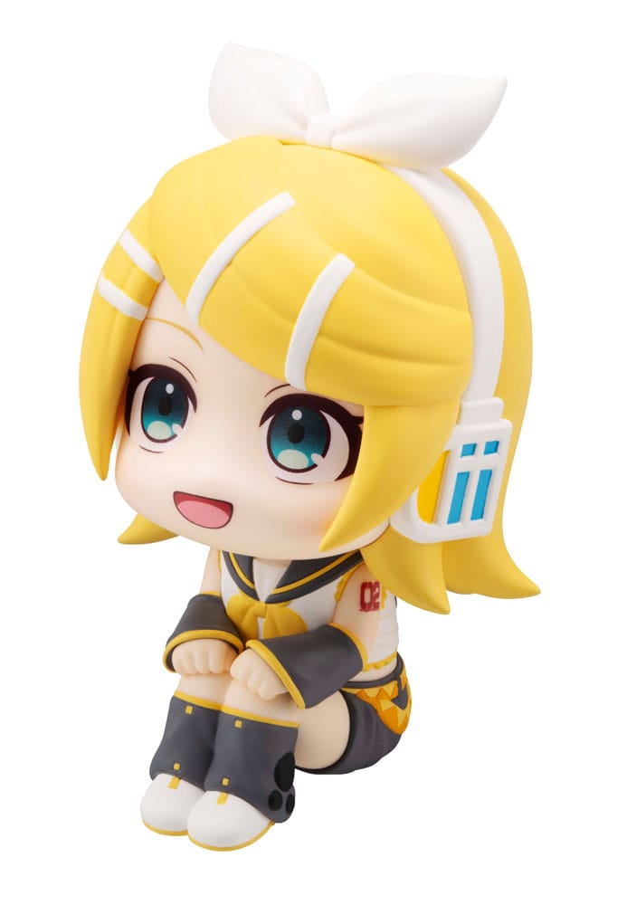 MegaHouse LookUp Chibi-Figur von Kagamine Rin im weiß-gelben Sailor-Outfit mit weißer Schleife nach oben blickend.