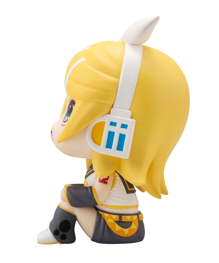 MegaHouse LookUp Chibi-Figur von Kagamine Rin im weiß-gelben Sailor-Outfit mit weißer Schleife nach oben blickend.