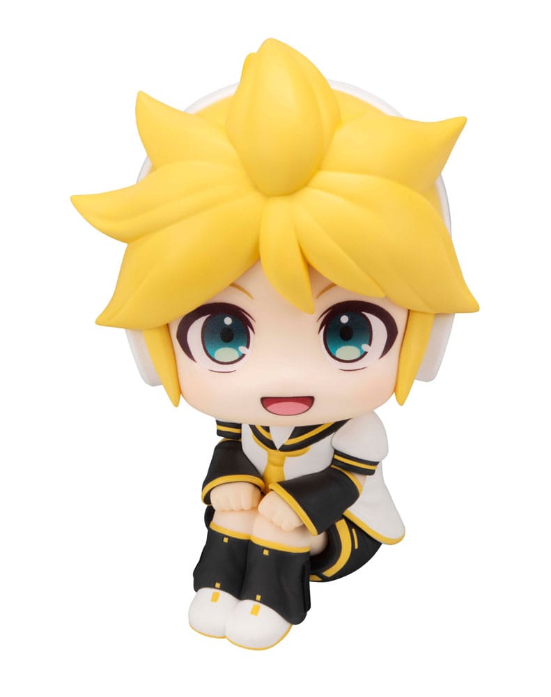 MegaHouse LookUp Chibi-Figur von Kagamine Len im weiß-gelben Sailor-Outfit nach oben blickend.