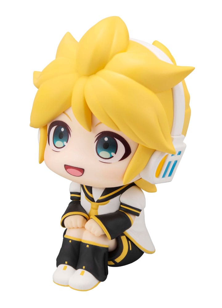 MegaHouse LookUp Chibi-Figur von Kagamine Len im weiß-gelben Sailor-Outfit nach oben blickend.